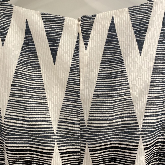 Gorgeous A-line pleated white and black knee length dress with coral hem accent - Picture 5 of 7